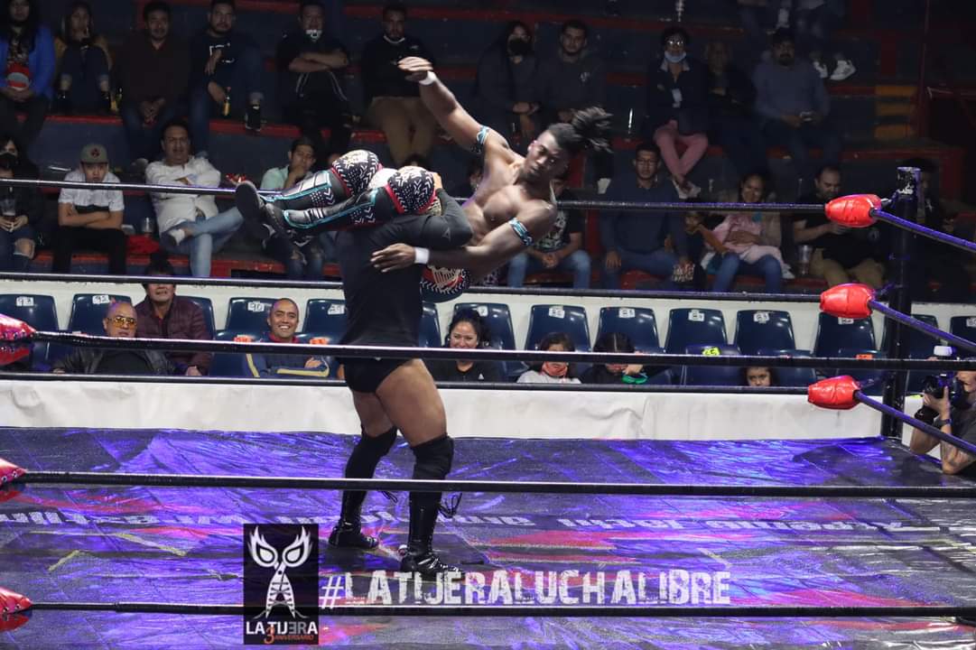 LaTijeraLucha's tweet photo. En una lucha que estaba programada en mano a mano entre @JUVENTUDGUERRE2 ante #JuDizz,se realizó dos contra uno, ya que el #Jugo puso la regla que primero debería enfrentar a @eliluxionista y si le ganaba, podría luchar con él, pero esto no sucedió ya que el #CEO lo atacó de... https://t.co/jfyEJzn02g