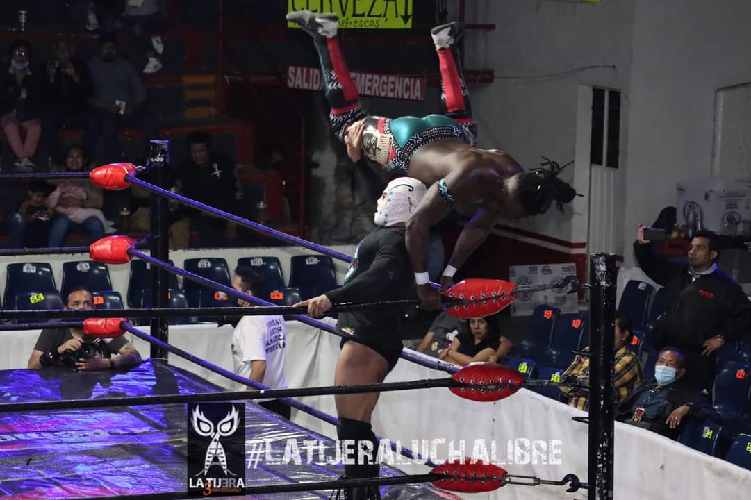 LaTijeraLucha's tweet photo. En una lucha que estaba programada en mano a mano entre @JUVENTUDGUERRE2 ante #JuDizz,se realizó dos contra uno, ya que el #Jugo puso la regla que primero debería enfrentar a @eliluxionista y si le ganaba, podría luchar con él, pero esto no sucedió ya que el #CEO lo atacó de... https://t.co/jfyEJzn02g