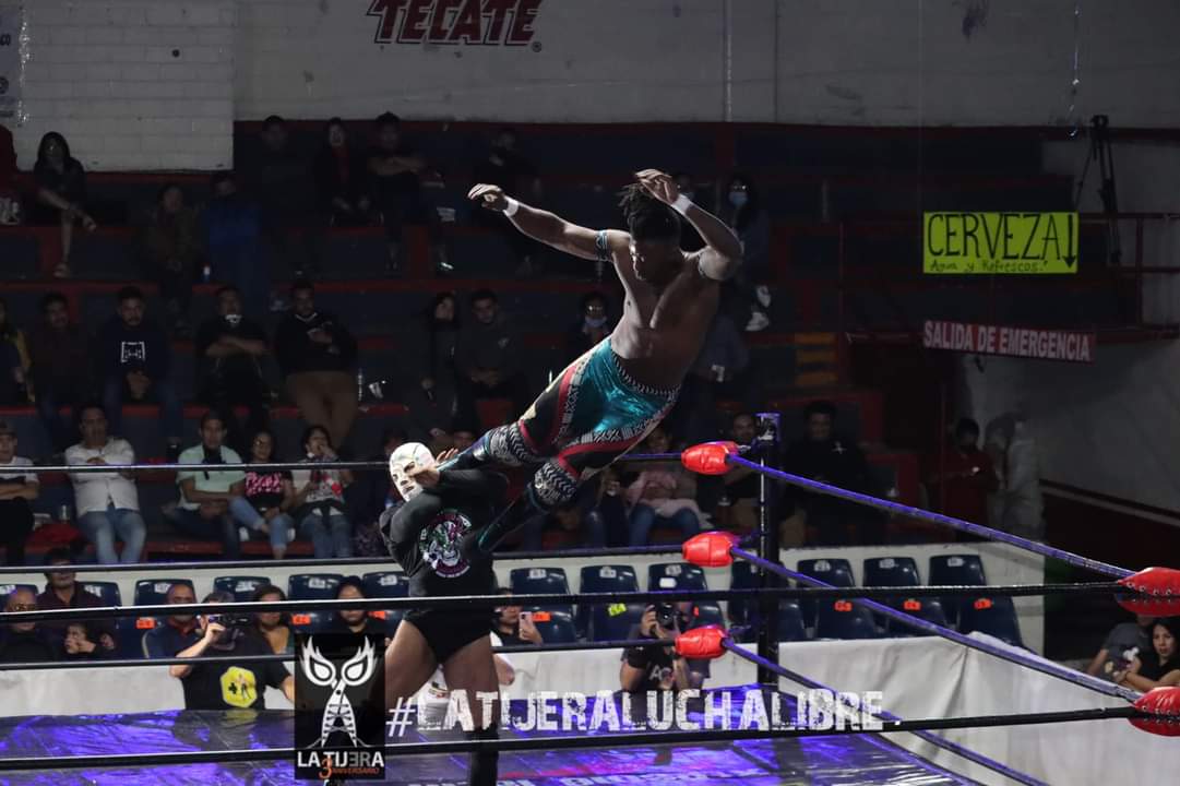LaTijeraLucha's tweet photo. En una lucha que estaba programada en mano a mano entre @JUVENTUDGUERRE2 ante #JuDizz,se realizó dos contra uno, ya que el #Jugo puso la regla que primero debería enfrentar a @eliluxionista y si le ganaba, podría luchar con él, pero esto no sucedió ya que el #CEO lo atacó de... https://t.co/jfyEJzn02g