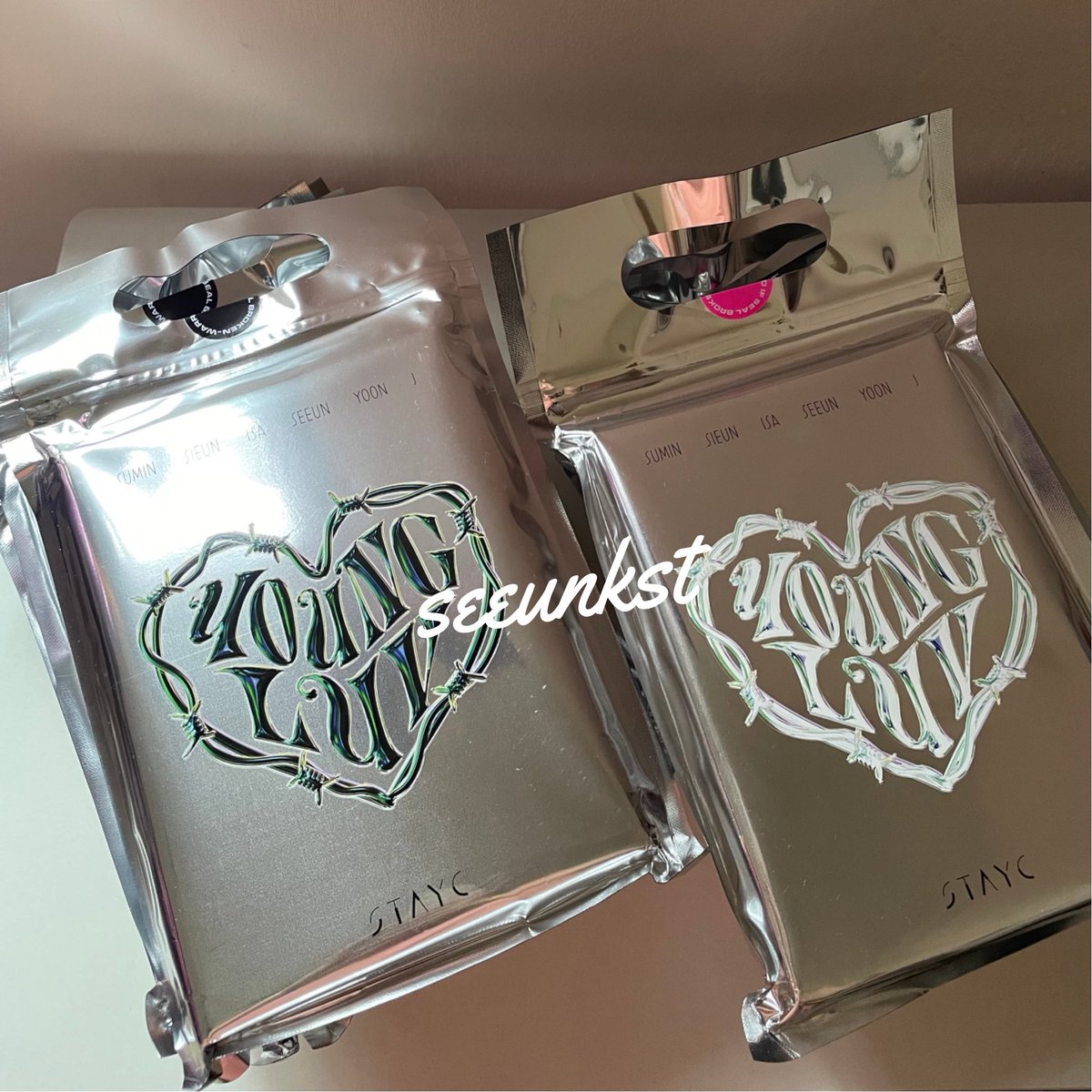 seeunkst's tweet photo. help rt! #pasarstayc 

stayc https://t.co/F7Uih13C1p sealed &amp; unsealed albums
 
🍓 rm48 ea/ sealed
🍓 rm15 ea/ unsealed (no pcs pola member poster)
🍓 both ver available! 
🍓 ready MY 🇲🇾 accept instant transfer shopeepay ✅

📬 postage rm7 sm ss (1 day express shipping) https://t.co/0Z4R68tgRF