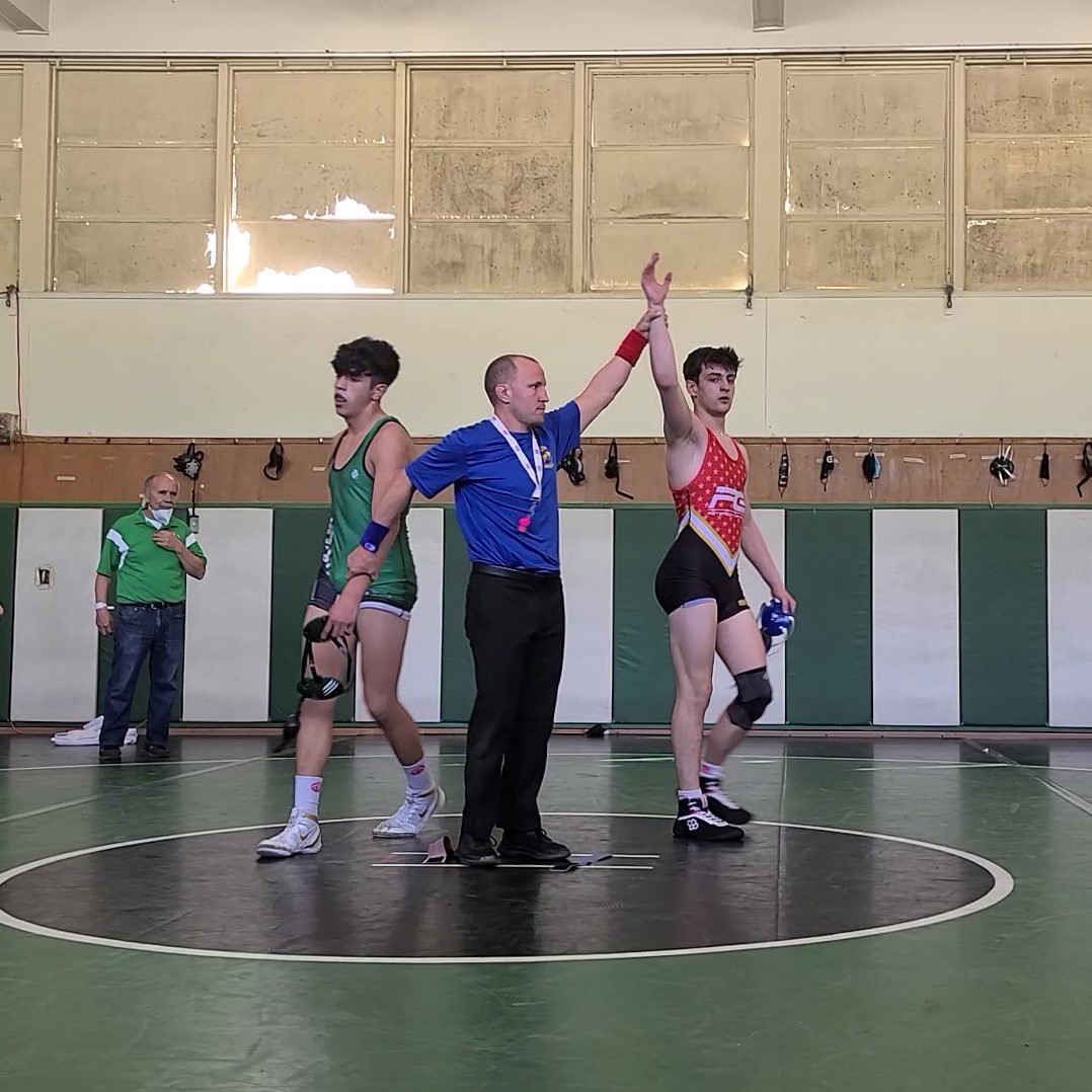 ChrisCapo152's tweet photo. Representing Peterson Grapplers today at the Freestyle &amp; Greco Tournament. Thank you to my PG training partners and Coach Brian Peterson. #petersongrapplers @calUSAwrestling @CalGrappler @theopenmat @USAWrestling https://t.co/nmZ91WXBNh