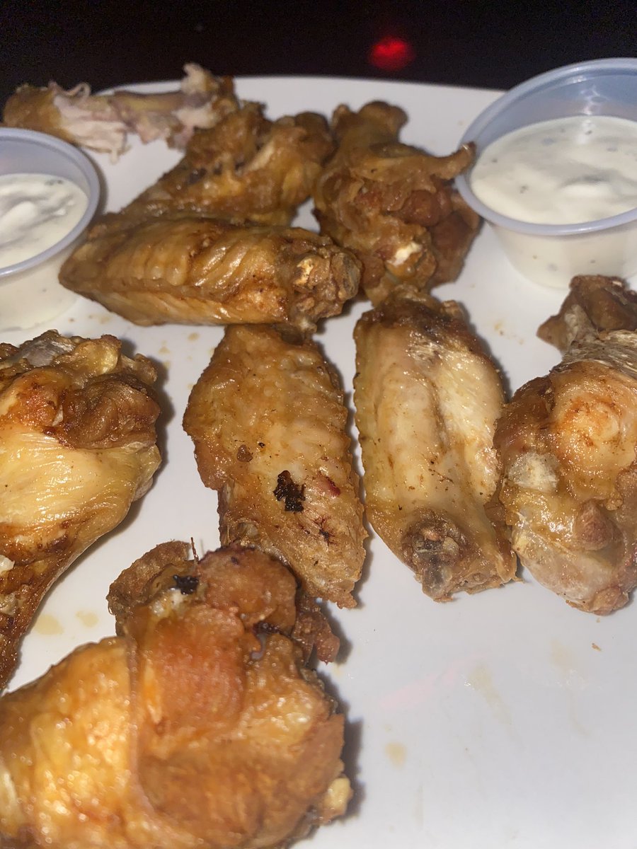 ____PiNK__'s tweet image. I asked for fried wings @ Charlie’s Place 🤣😭 Where is the crunchy fried chicken skin? They did this shit in the air fryer. #ManagerPlease I want my $20 back! This ain’t no club chicken!