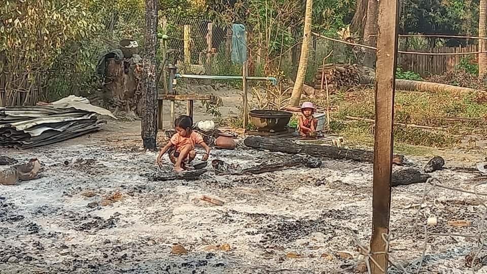 wutyee321's tweet photo. This is a scene after Nat Chaung village in Kalay town, Sagaing Division was set on fire by the military council. 
*The picture of great motherly love.
#March20Coup
#StopTheWar
#SaveTheAnimals_childrens
#TheMilitaryCoup
#WhatsHappeningInMyanmar https://t.co/Eo5MSdulbW
