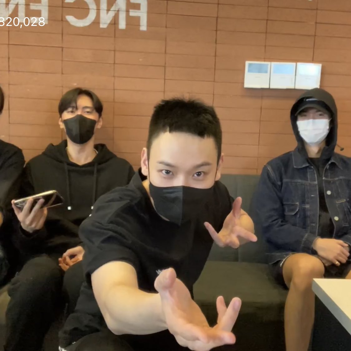 zerogravity_9's tweet photo. 조울증브이앱 😂😭 https://t.co/6rHm5T7mS2