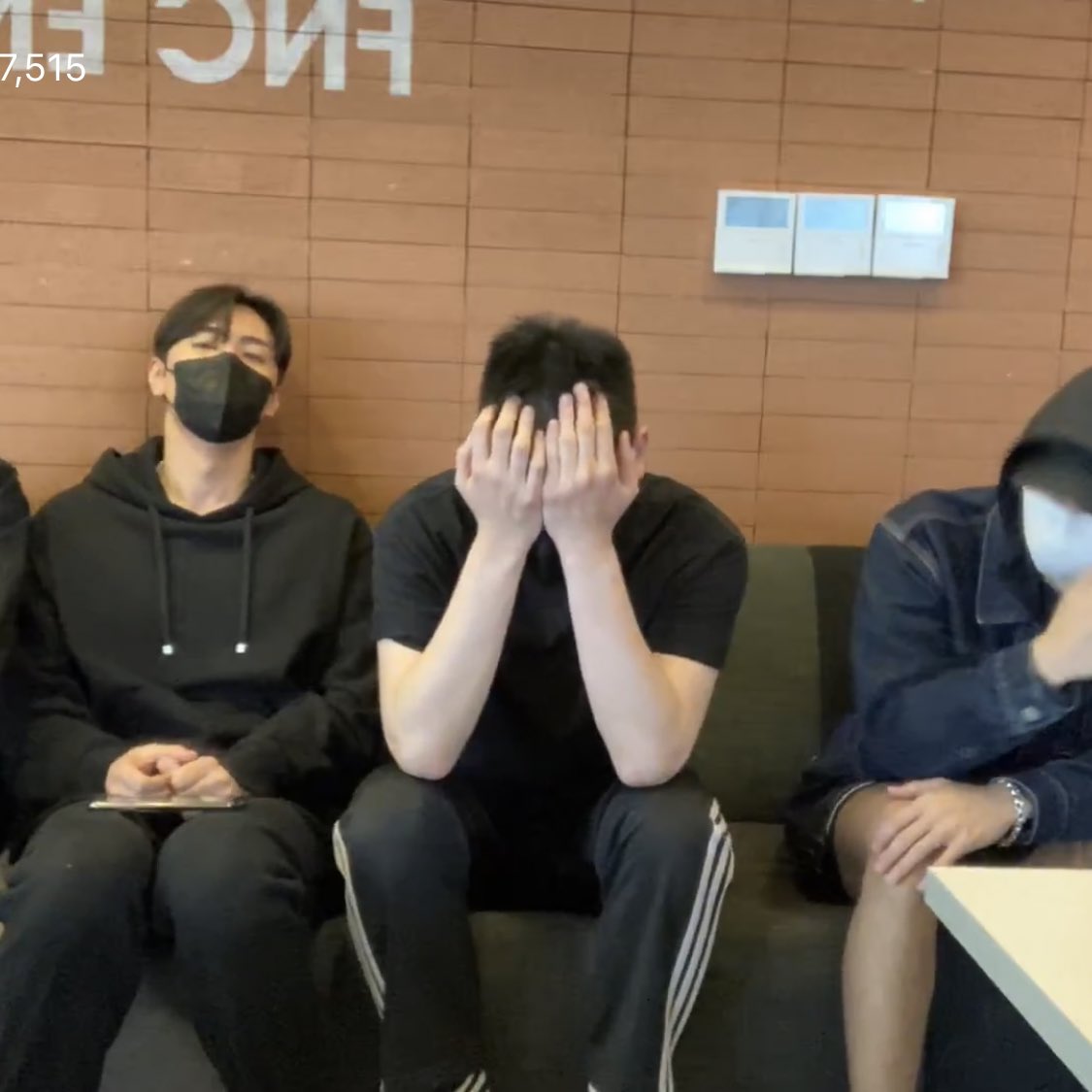 zerogravity_9's tweet photo. 조울증브이앱 😂😭 https://t.co/6rHm5T7mS2