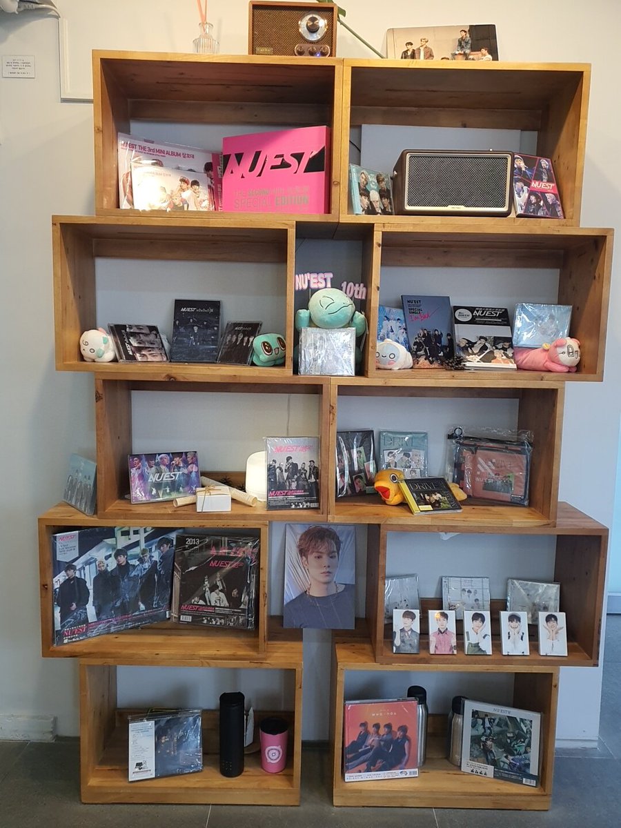dreamdori12's tweet photo. 뒤늦게 쓰는 후기
3. 골드문
내가 알지 못했던 시절의 뉴이스트부터  지 지금의 뉴이스트까지 잘 자라온 그들의 모습을 엿볼 수 있었던 공간 
여권은 너무 감동적이잖아🥲
@nuest_10th 
#함께한_시간만큼_더자란_마음
#뉴이스트_고마워_행복을_응원해 https://t.co/8sNMPs8dpC