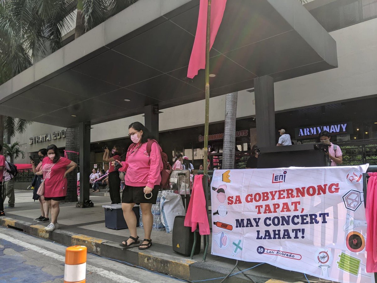 speeeeem's tweet photo. “Sa Gobyernong Tapat, May Concert Lahat!”

Ito talaga ‘yung gusto natin eh, Kpop Stans for Leni Philippines!! 💗💗💗

#IpanaloNa10To #KulayRosasAngBukas #Kakampink #LetLeniLead #KpopStansForLeni https://t.co/V3WRBXH3FA