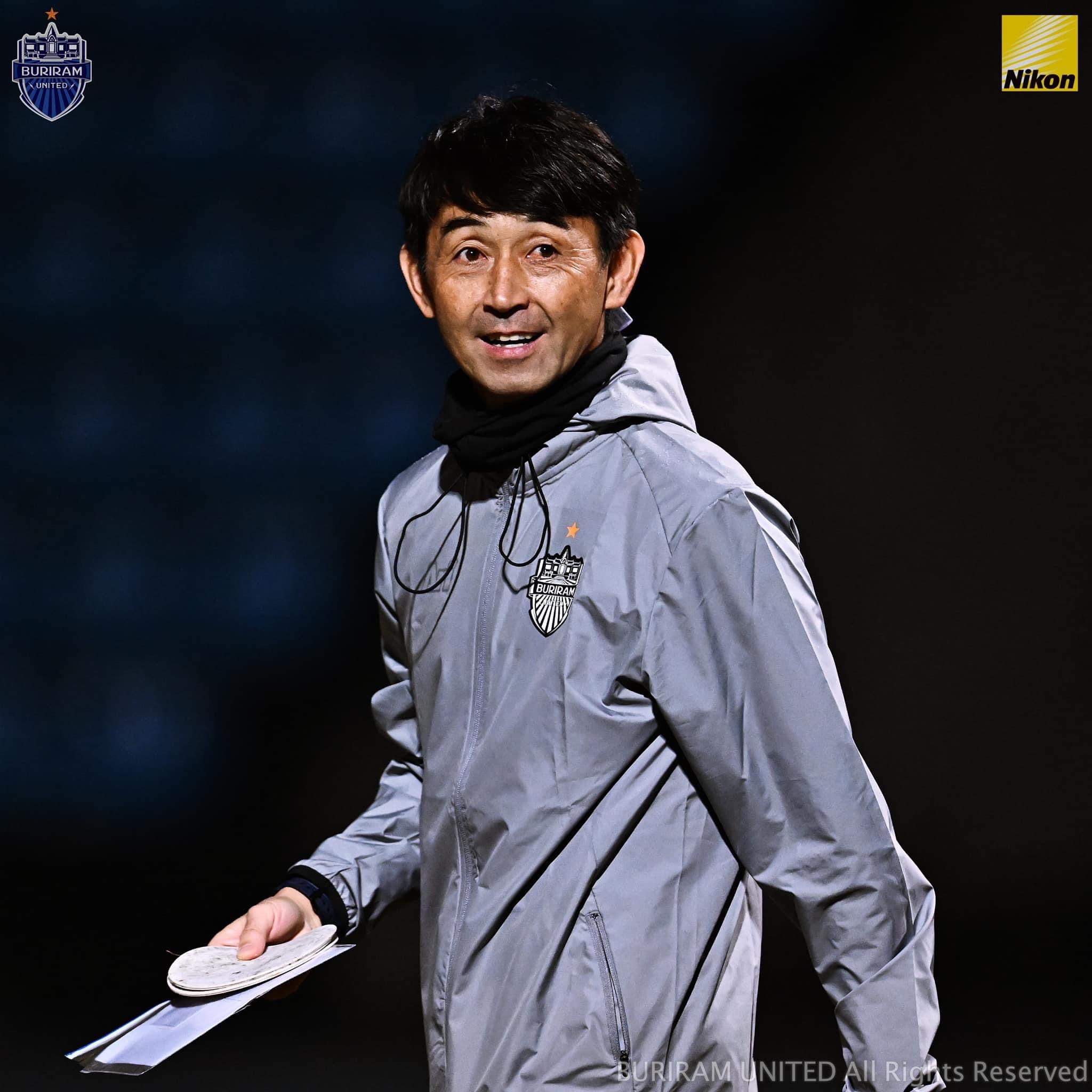 タイサッカードットコム 本日はブリーラムu対bgパトゥムが対戦し ブリーラムuが勝利すると優勝が決まります 元鹿島アントラーズの石井 正忠監督対元ベガルタ仙台の手倉森 誠監督の日本人対決で優勝が決まるような重要な一戦がタイリーグで行われるのは