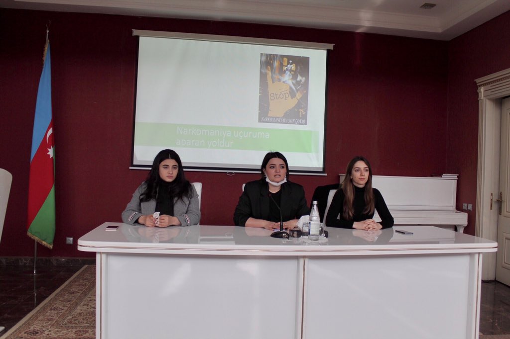 imgula13's tweet photo. Təqdimatla çıxışında Mərkəzin əməkdaşı Gülcahan Vəkilzadə tədbirdə iştirak edən yeniyetmə və gənclərə narkomaniyanın törətdiyi fəsadlar barədə geniş və ətraflı məlumat verib. G. Vəkilzadə bununla yanaşı narkotiklə mübarizə yollarından da danışıb. #narkotikləmübarizə https://t.co/qBhu6aZBRt