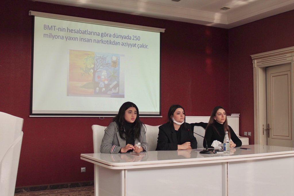 imgula13's tweet photo. Təqdimatla çıxışında Mərkəzin əməkdaşı Gülcahan Vəkilzadə tədbirdə iştirak edən yeniyetmə və gənclərə narkomaniyanın törətdiyi fəsadlar barədə geniş və ətraflı məlumat verib. G. Vəkilzadə bununla yanaşı narkotiklə mübarizə yollarından da danışıb. #narkotikləmübarizə https://t.co/qBhu6aZBRt