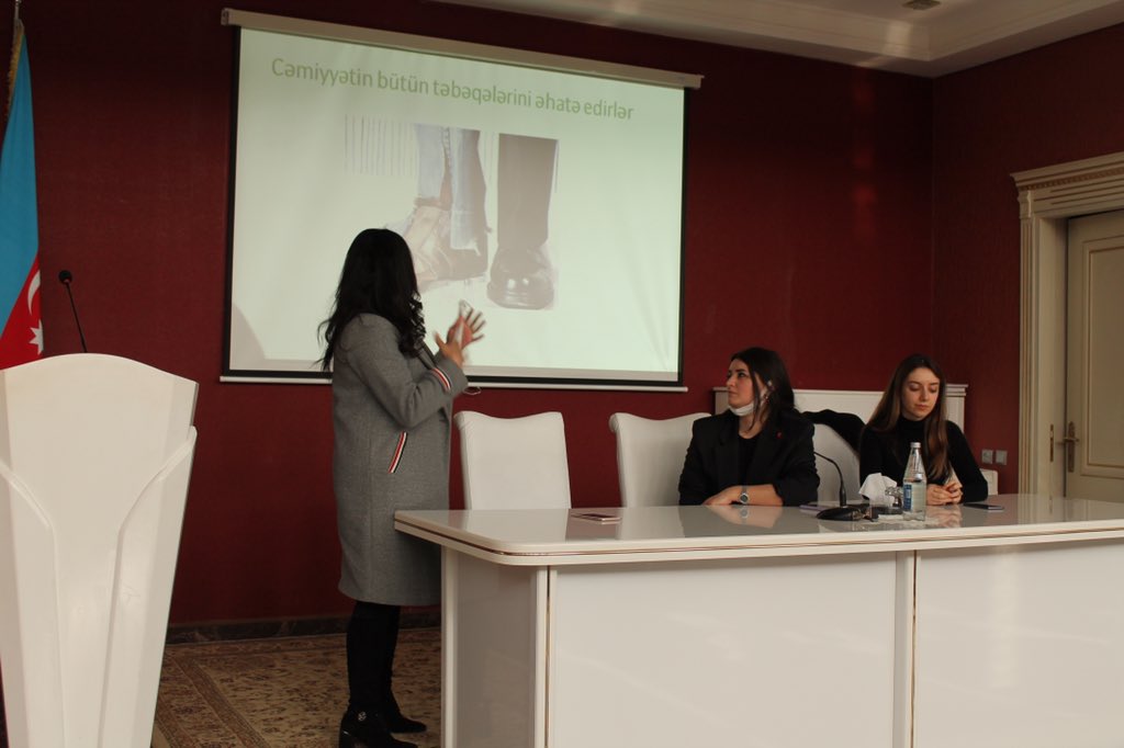 imgula13's tweet photo. Təqdimatla çıxışında Mərkəzin əməkdaşı Gülcahan Vəkilzadə tədbirdə iştirak edən yeniyetmə və gənclərə narkomaniyanın törətdiyi fəsadlar barədə geniş və ətraflı məlumat verib. G. Vəkilzadə bununla yanaşı narkotiklə mübarizə yollarından da danışıb. #narkotikləmübarizə https://t.co/qBhu6aZBRt