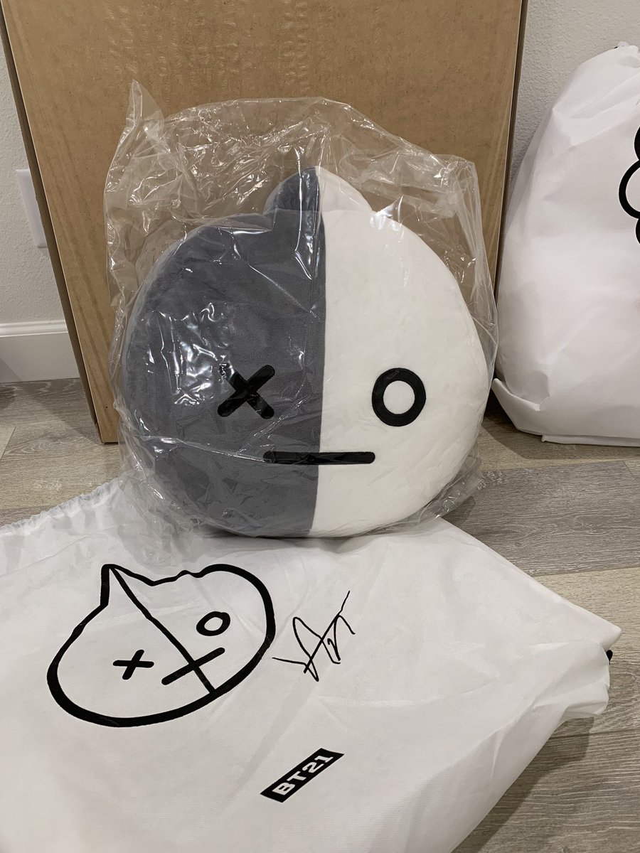 jeaniush's tweet photo. @95zYooniverse @judaybooday @BTSMerchUpdates Yes! I didn’t see the 42cm Van on the website but here’s the one I got from the store https://t.co/M7Qsp40RED