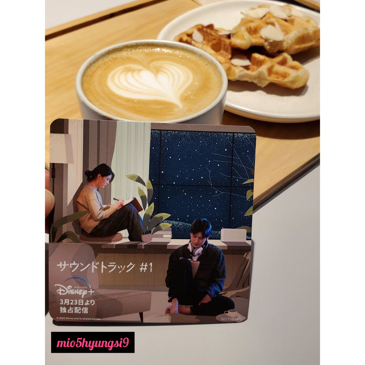 mio5hyungsi9's tweet photo. 15分ほど待って入店できました
店内韓ドラペン(だといいな😅)若い女子で溢れましたよ

コースターは、、希望言ってみました
お店の方にありがとう～🙏

#ディズニープラス韓ドラはじめました 
#dotcomspace
#사운드트랙넘버원
#サウンドトラックno1
#soundtrackno1 
#박형식 
#パクヒョンシク https://t.co/E1iyW3br4d