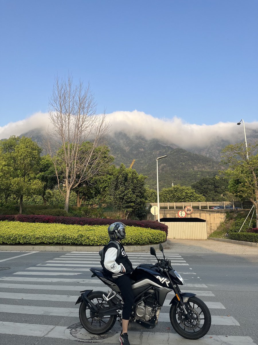 xuxuabcd's tweet photo. 衣服和机车很搭 https://t.co/9wmJeCB6R6