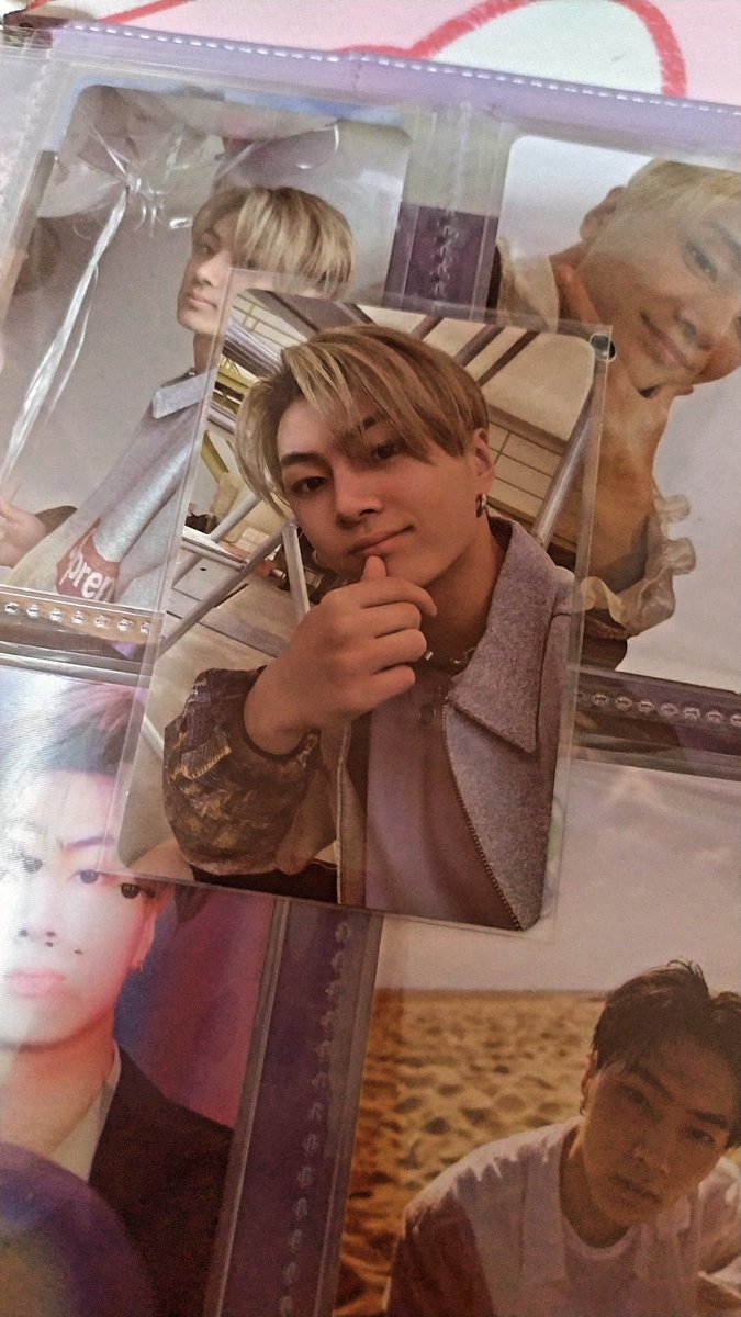 simmargie_'s tweet photo. ~~Finalllyyy got my jay down selca from @heeeemaxcart ✨🥰
Thank you for the super speed and smooth transaction!! vv happy with this purchase after a month of coll break! worth it so much 🌟🤩
#hmcfback https://t.co/0rJHq9DlTE