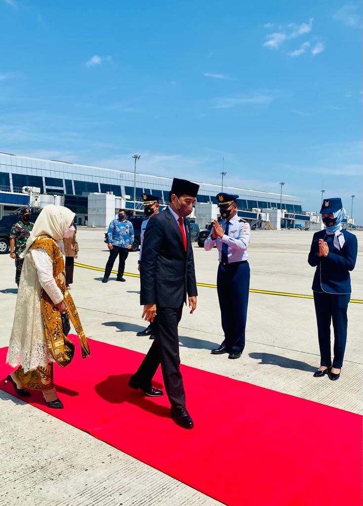 jokowi's tweet photo. Menjelang siang ini, saya menuju NTB untuk menyaksikan puncak balapan MotoGP 2022 di Sirkuit Mandalika, sekaligus menyerahkan piala kepada pemenang di podium.

Dari Lombok, saya akan ke Bali untuk membuka Sidang Ke-144 The Inter-Parliamentary Union (IPU) di Kab. Badung. https://t.co/Zp9AYLoak1