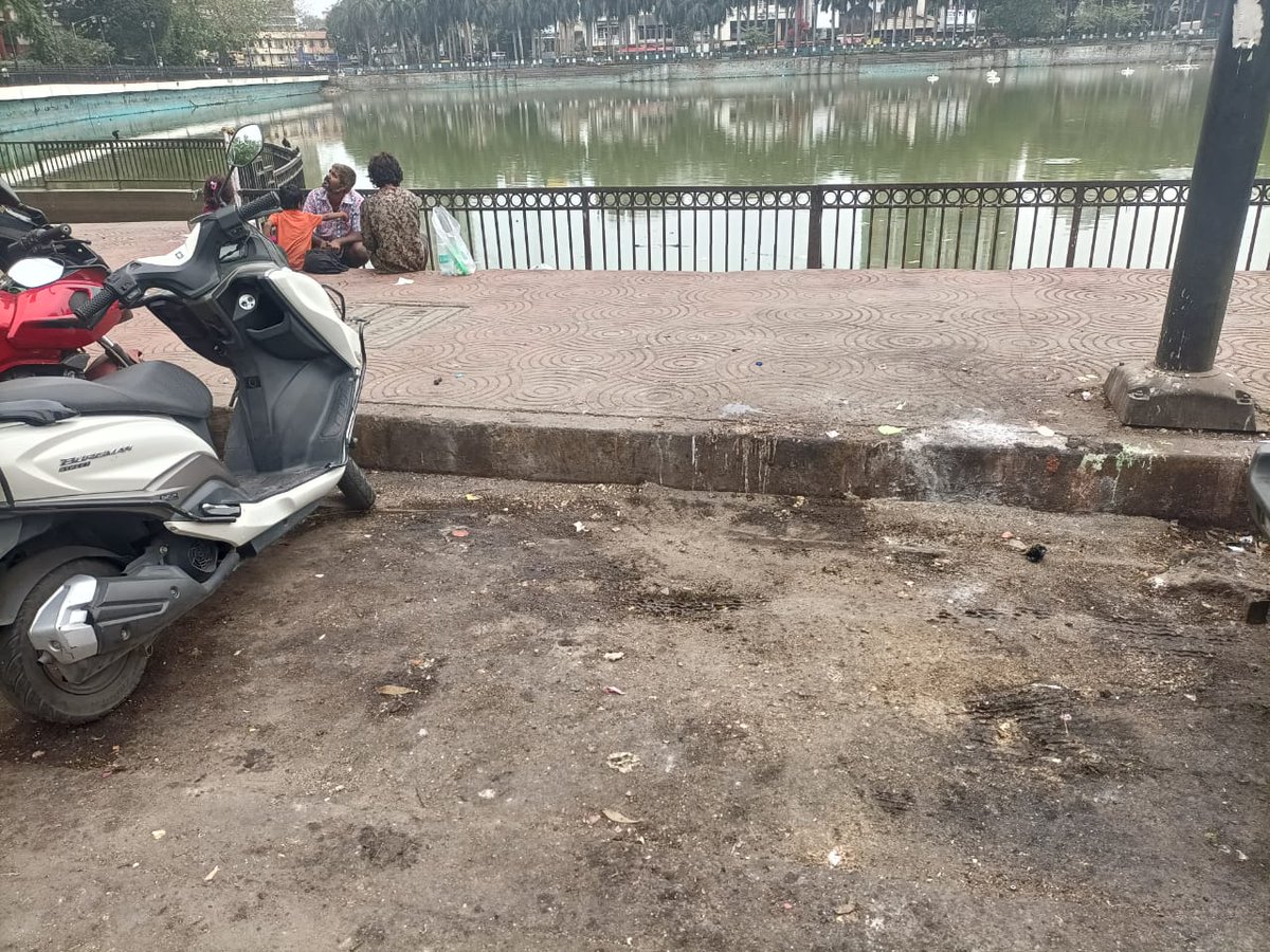 SanketJalgaonk3's tweet photo. Under the guidance of Environment Minister Shri. @AUThackeray ji and by the support of Shri. @Iamrahulkanal ji, the said place is cleaned by us, after talking to the people we came to know that the local throw their garbage here daily &amp; @mybmcWardHW cleans this on daily basis..! https://t.co/AWZZIto1Qm