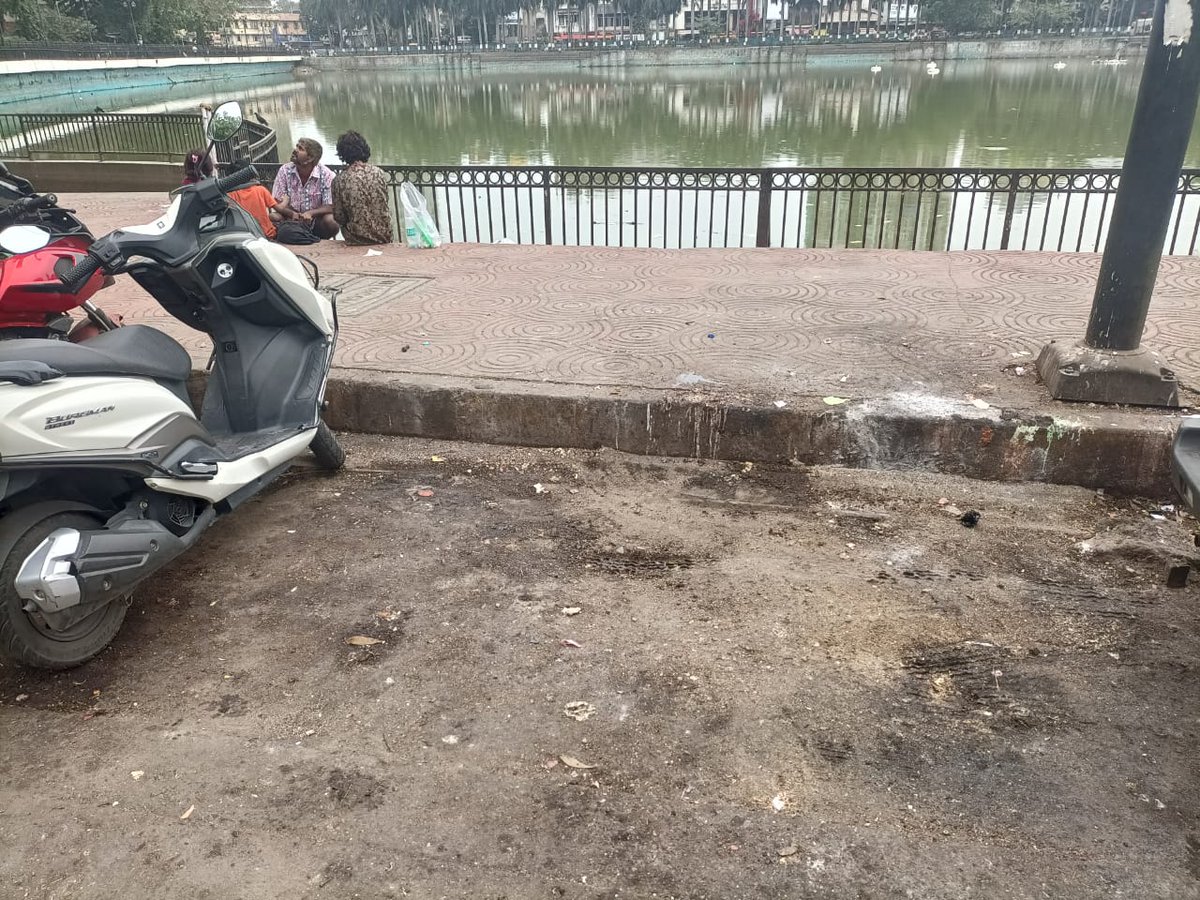SanketJalgaonk3's tweet photo. Under the guidance of Environment Minister Shri. @AUThackeray ji and by the support of Shri. @Iamrahulkanal ji, the said place is cleaned by us, after talking to the people we came to know that the local throw their garbage here daily &amp; @mybmcWardHW cleans this on daily basis..! https://t.co/AWZZIto1Qm