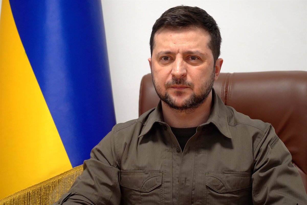 europapress's tweet photo. Zelenski suspende la actividad de varios partidos de la oposición mientras dure la ley marcial, dada la escalada de la guerra y los vínculos de algunos de ellos con Rusia https://t.co/n4wgyoyKsb #Directo https://t.co/cC7VYz1Hbp