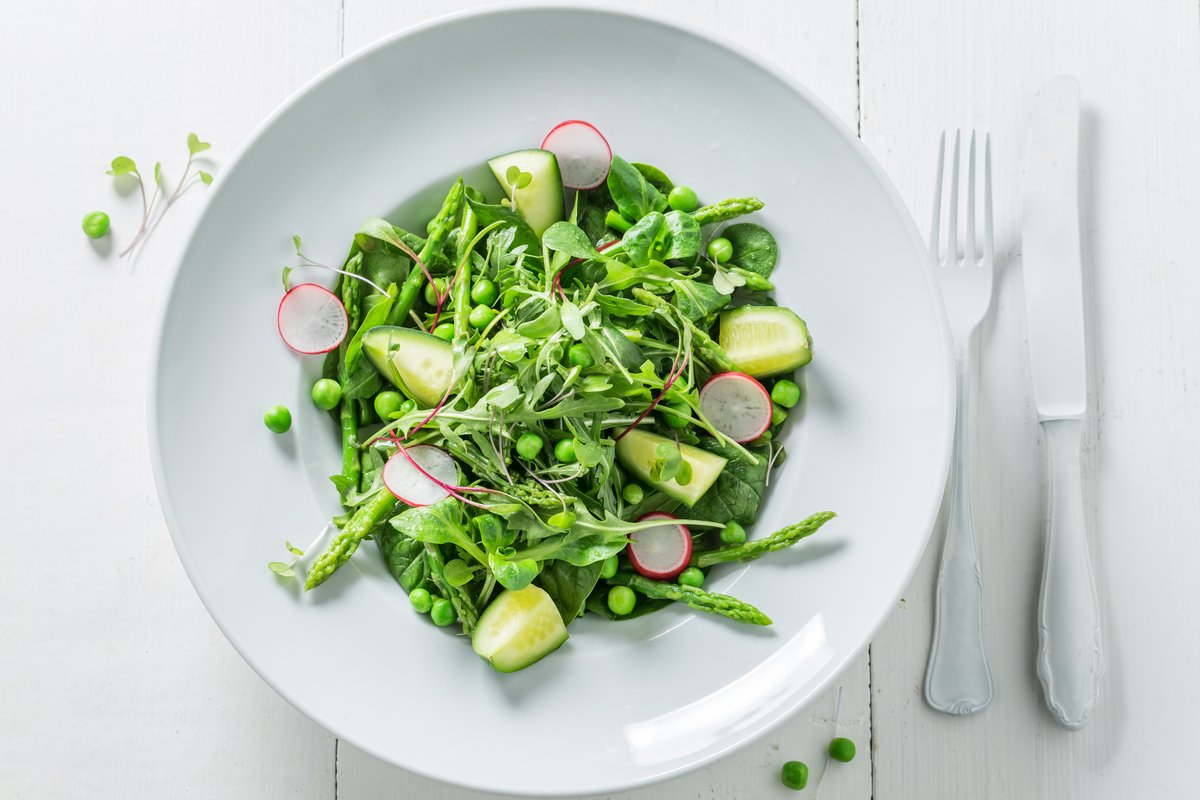 FreshDirectUK's tweet photo. Spring has finally sprung! 🌼🌻
 
This light, vibrant salad shouts that longer, warmer, fresher days are coming.
 
Crisp mixed leaves of spinach, rocket and watercress, tossed with lightly grilled asparagus, fresh peas, cucumber and thinly sliced radish. https://t.co/Y1DRqix8do
