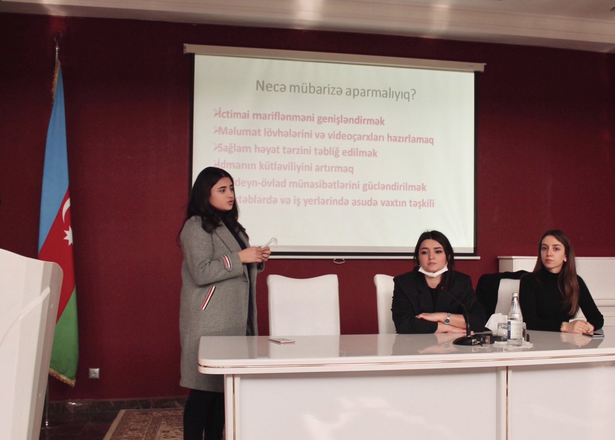 imgula13's tweet photo. Təqdimatla çıxışında Mərkəzin əməkdaşı Gülcahan Vəkilzadə tədbirdə iştirak edən yeniyetmə və gənclərə narkomaniyanın törətdiyi fəsadlar barədə geniş və ətraflı məlumat verib. G. Vəkilzadə bununla yanaşı narkotiklə mübarizə yollarından da danışıb. #narkotikləmübarizə https://t.co/qBhu6aZBRt