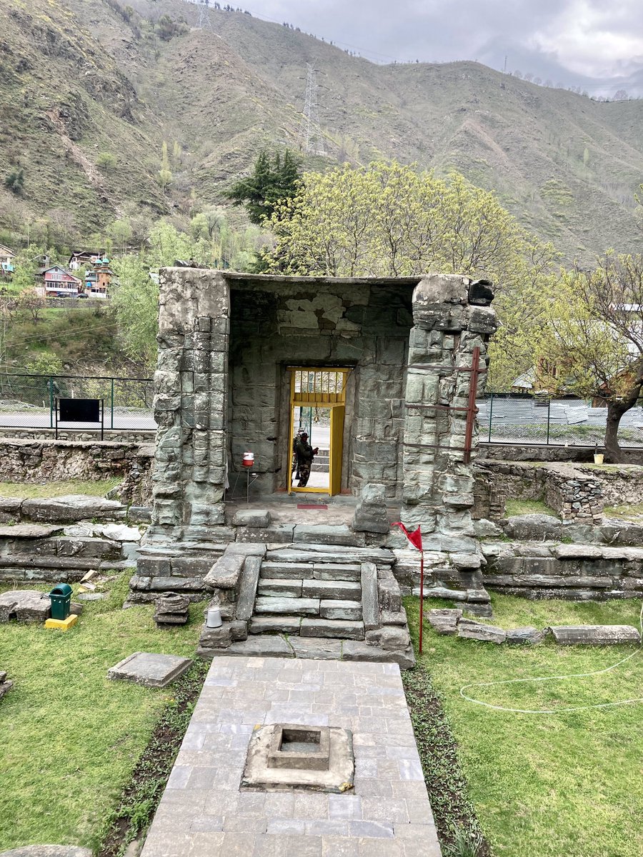 KashmirLover8's tweet photo. Datta Mandir near #Uri, believed to be from the 10th CE is made in typical #Kashmiri style of architecture. The #temple is situated on the banks of #Jhelum &amp; is dedicated to Lord Vishnu. 
#IndianArmyPeoplesArmy 
#BadaltaKashmir 
#NayaKashmir 
#BeautyOfKashmir
#TheKashmiriFiles https://t.co/Oc3812jhho