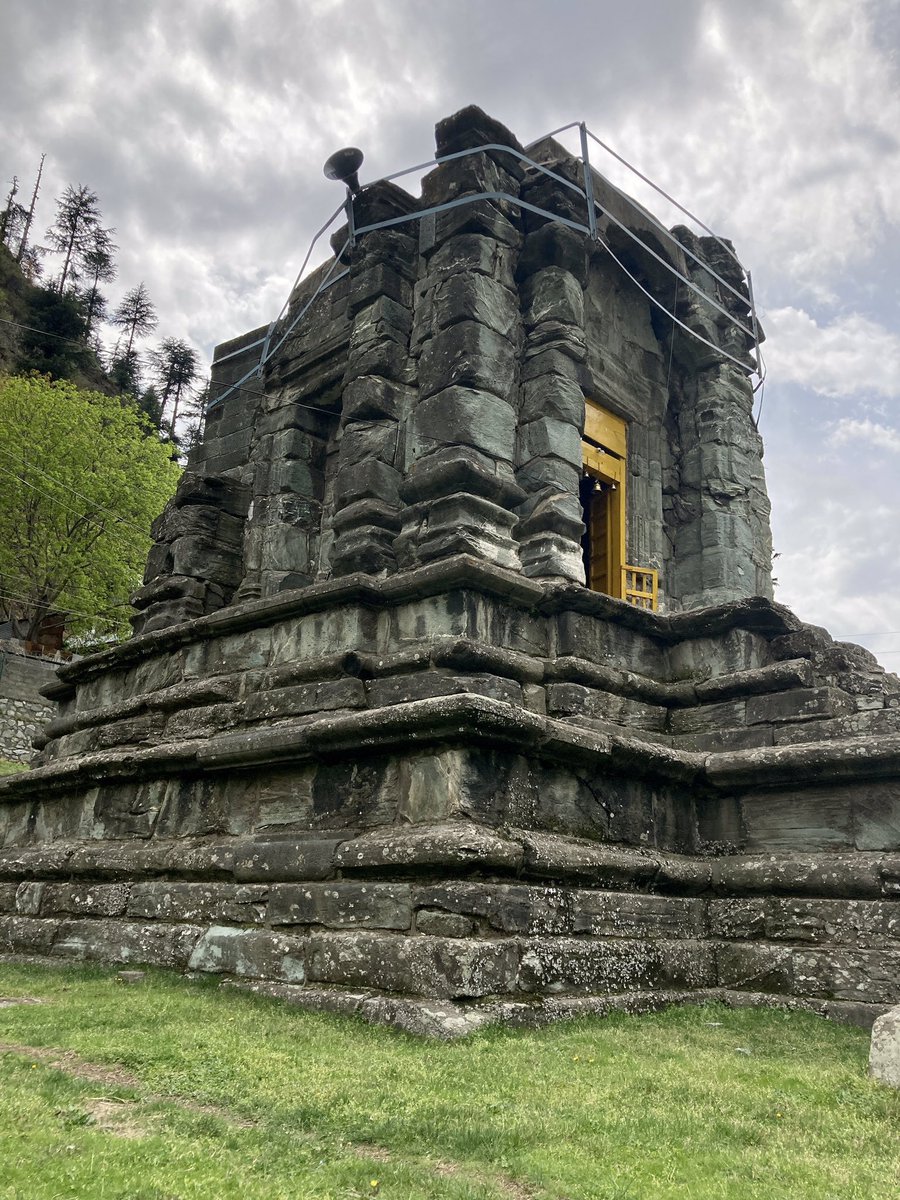 KashmirLover8's tweet photo. Datta Mandir near #Uri, believed to be from the 10th CE is made in typical #Kashmiri style of architecture. The #temple is situated on the banks of #Jhelum &amp; is dedicated to Lord Vishnu. 
#IndianArmyPeoplesArmy 
#BadaltaKashmir 
#NayaKashmir 
#BeautyOfKashmir
#TheKashmiriFiles https://t.co/Oc3812jhho