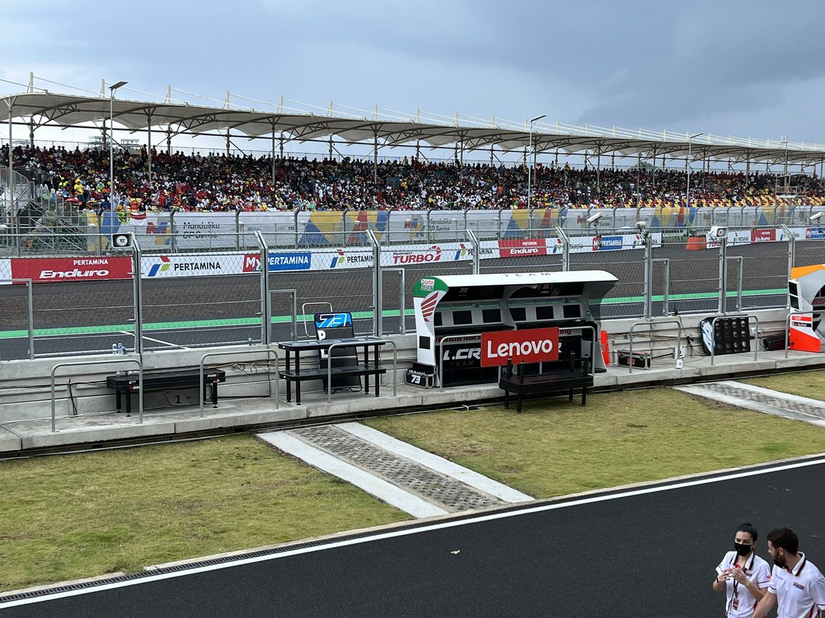 Drop of rain is start to come. Wet race ? Like a wish of Marc Marquez yesterday? But until now we don’t know yet he will fit for the race or not ? #indonesiangp #MotoGP