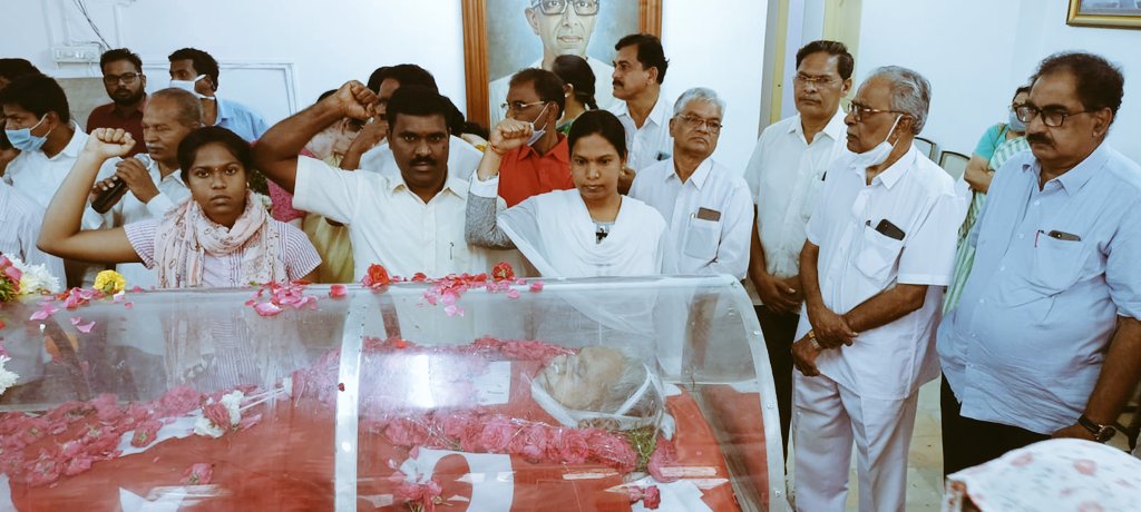 RajithaUdutha's tweet photo. మల్లు స్వరాజ్యం గారికి అంతిమ వీడ్కోలు పలుకుతూ...జోహార్ కామ్రేడ్ మల్లు స్వరాజ్యం గారు✊✊#MalluSwarajyam #TelanganaFreedomFighter https://t.co/r4gRypjrIf