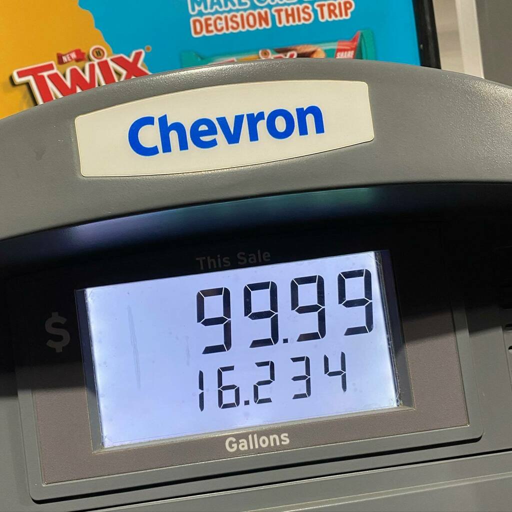 SteveRydin's tweet photo. I’m not seeing what all the hype is about. It wasn’t even $100. #nofilter #blessed #winning #YOLO #likeforlike #skinnygirlproblems https://t.co/8TU0eLmi3T https://t.co/qkjKBNfH5t