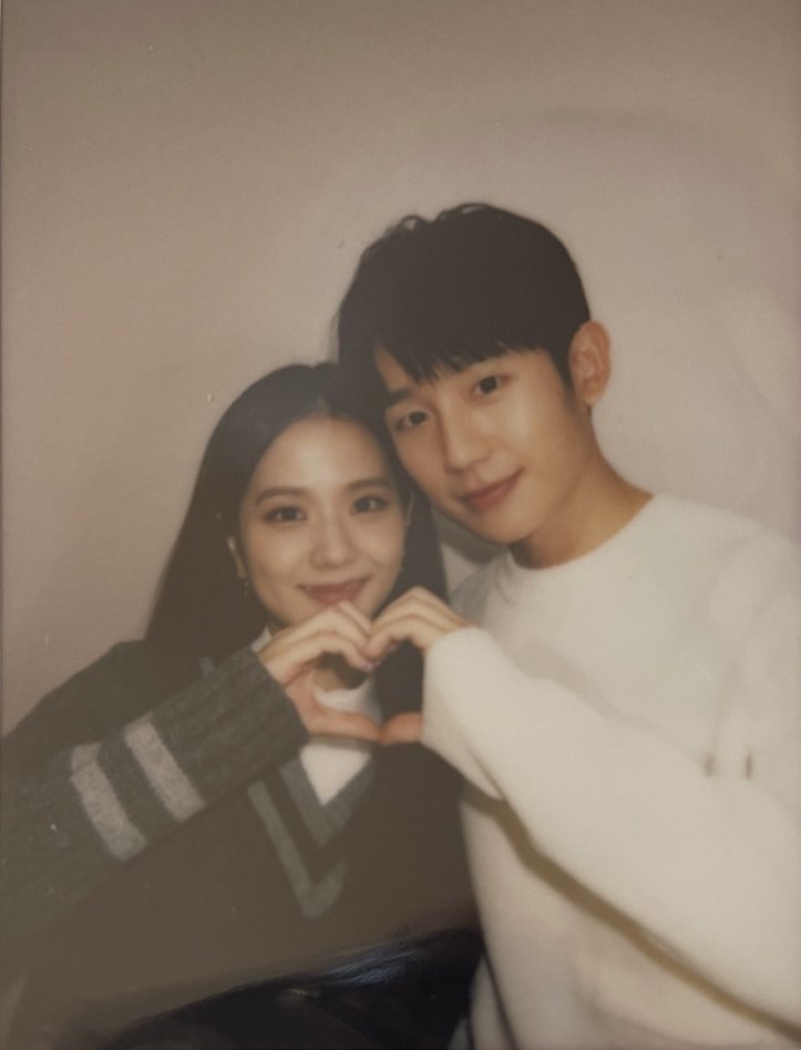 kdramasfilm's tweet photo. this is cute😭❤️ https://t.co/Y5NT62eIAH