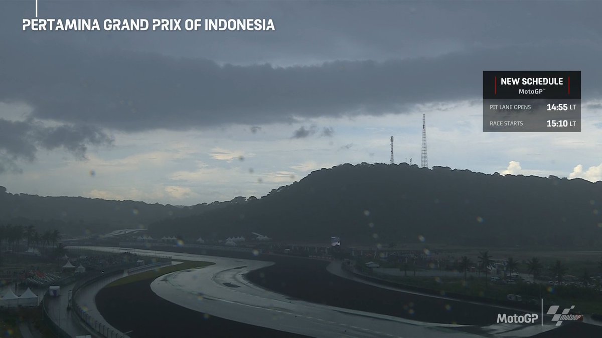 MotoGP's tweet photo. NEW SCHEDULE 📋

Pit lane will open in 10 minutes time! 🚨

Race start at 15:10 LT! 🚦

#IndonesianGP 🇮🇩 https://t.co/T1wMQh7FE5