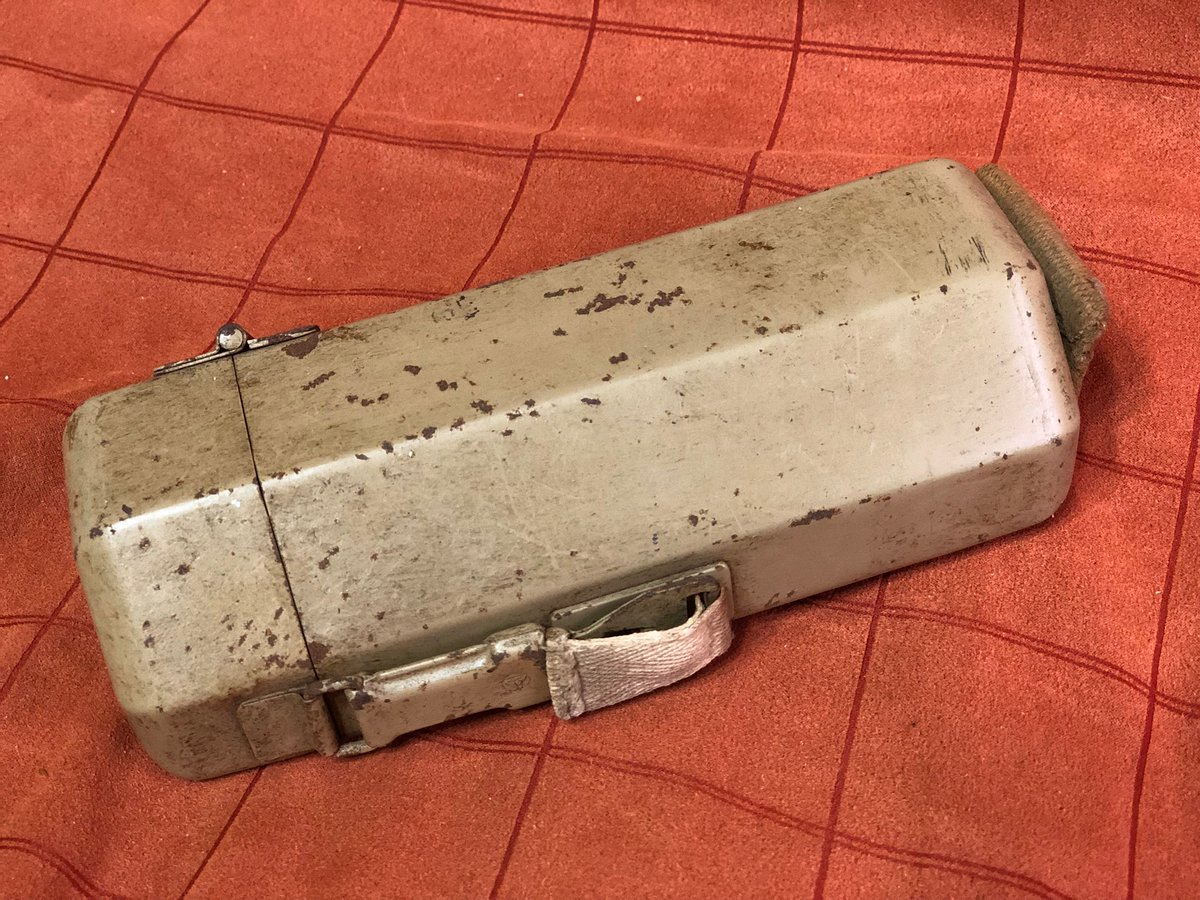 BlackburnCo1's tweet photo. ゲルマン民族伝統工芸品が届きました。
Ｚｆ４１スコープのコンテナです。
写真４枚目の白い穂先は、レンズ清掃用の付属ブラシです。

#BehälterzumZielfernrohr41i
#Zf41
#Scope
#ゲルマン民族伝統工芸品 https://t.co/HXw8if2SKS