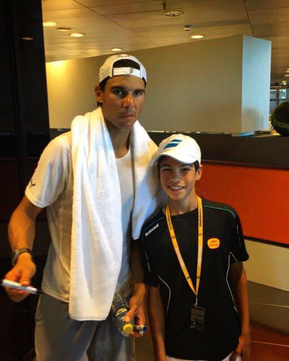 angelomangiante's tweet photo. Il bambino cresciuto con Rafa come idolo, 10 mesi fa (a 18 anni) perse il derby 6-1 6-2. 
Stanotte #Alcaraz ha sfiorato l'impresa. A #Nadal ci sono volute più di tre ore di lotta epica per vincere 6-4 4-6 6-3. Due esempi magnifici di umiltà, forza e correttezza. Chapeau.💪💪👏👏 https://t.co/jYiRjLk58R