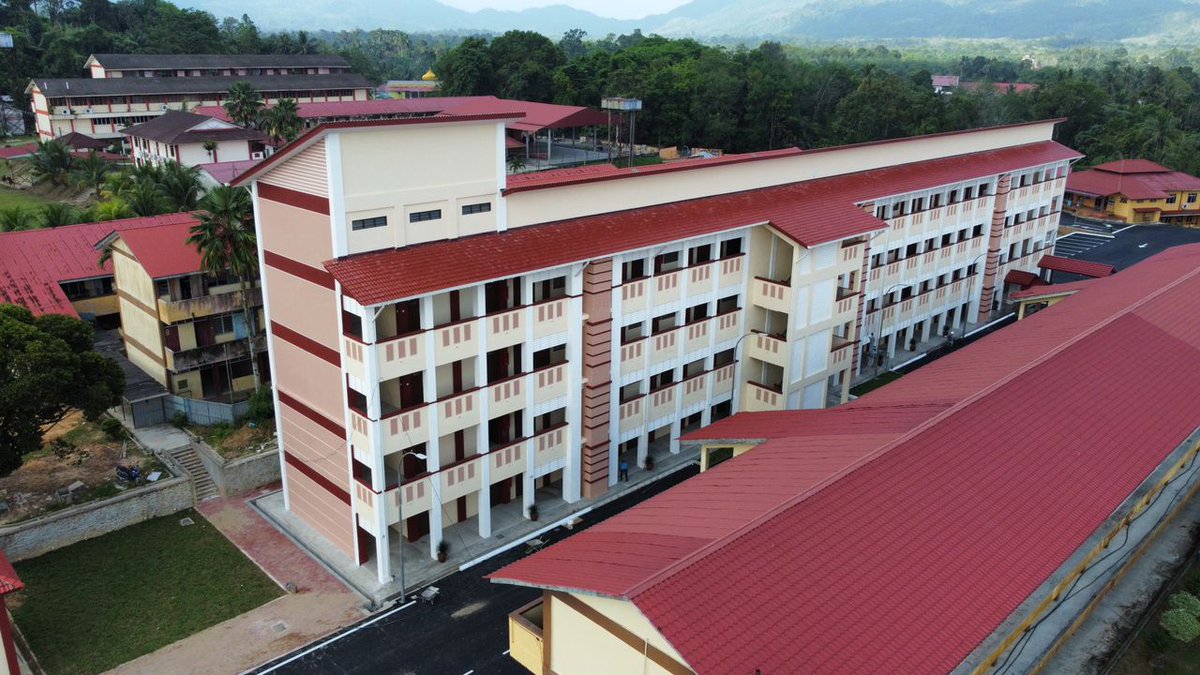 CKP_JKR's tweet photo. Sebentar tadi, Majlis Penyerahan Projek Pembinaan Bangunan 1 Blok 10 BD &amp; Lain-lain Kemudahan Di Sekolah Menengah Kebangsaan Tan Sri Mohamed Yaacob oleh Jurutera Jajahan Tanah Merah dan disaksikan oleh Menteri di Jabatan Perdana Menteri iaitu Dato Sri Mustapha, Mohammad. https://t.co/mvxXrrQpkq
