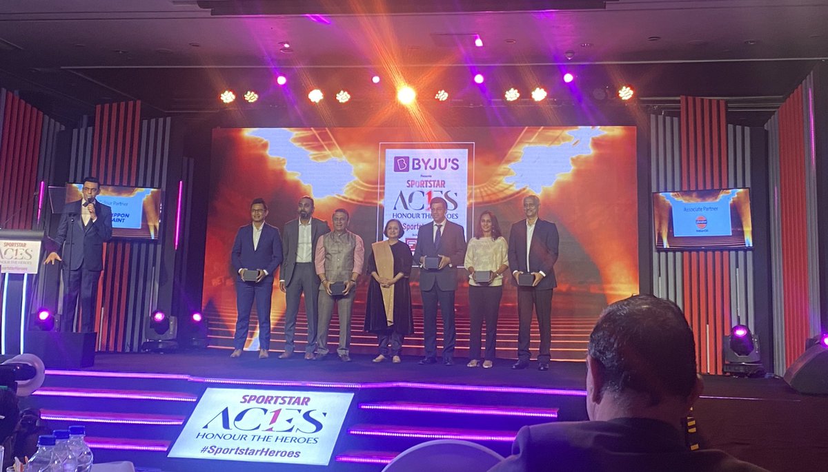 DeepthiBopaiah's tweet photo. The @sportstarweb jury members
@bhaichung15 #Sunilgawaskar #MMsomaya @vishy64theking @aparnapopat @MaliniP #AyonSengupta wonderfully hosted by @cyrus_sah
#SportstarHeroes
#AboutLastNight https://t.co/z2VuTRud0G