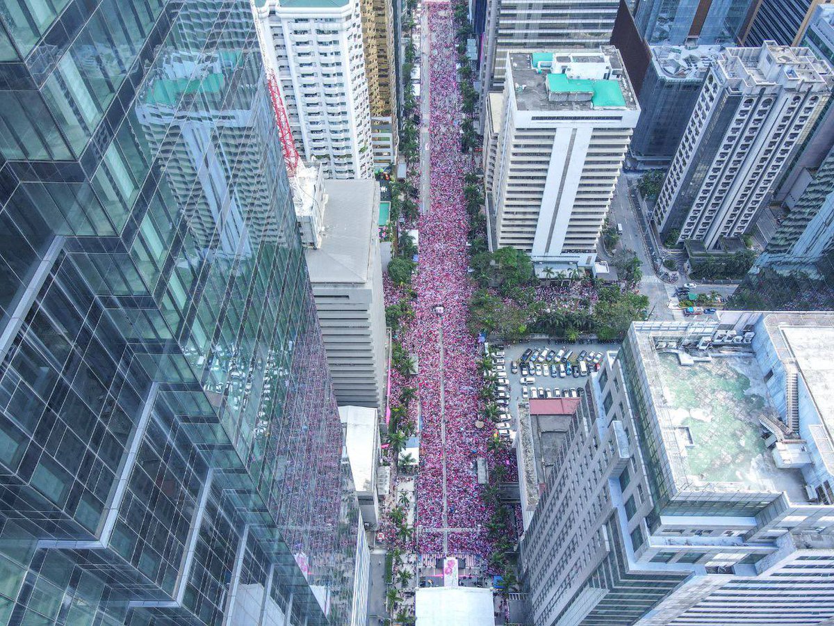 News5PH's tweet photo. Aerial shots ng Emerald Ave. sa Pasig City as of 2 p.m. kung saan gaganapin ang grand rally nina presidential candidate Vice Pres. Leni Robredo at ka-tandem na si Sen. Kiko Pangilinan. #BilangPilipino2022

📷: Team Kiko/Jimmy Dasal https://t.co/LGq5PKbH8C