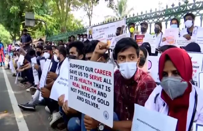 gujratsamachar's tweet image. ચીનમાં અભ્યાસ કરી રહેલા મેડિકલ વિદ્યાર્થીઓનું વિરોધ પ્રદર્શન, ભારતમાં ટ્રેનિંગની માન્યતાની માગ gsamachar.page.link/MSLDWGL49GZbCQ… 
#MedicalStudents #ChinaUniversities #India #Kerala #Protest #PhysicalTraining