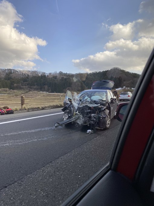 通行止め 東北道 福島西ic 二本松ic間で車大破し破片散乱する事故 フロントに何か刺さってる まとめダネ 通行止め 東北道 福島西ic 二本松ic間で車大破し破片散乱する事故 フロントに何か刺さってる まとめダネ