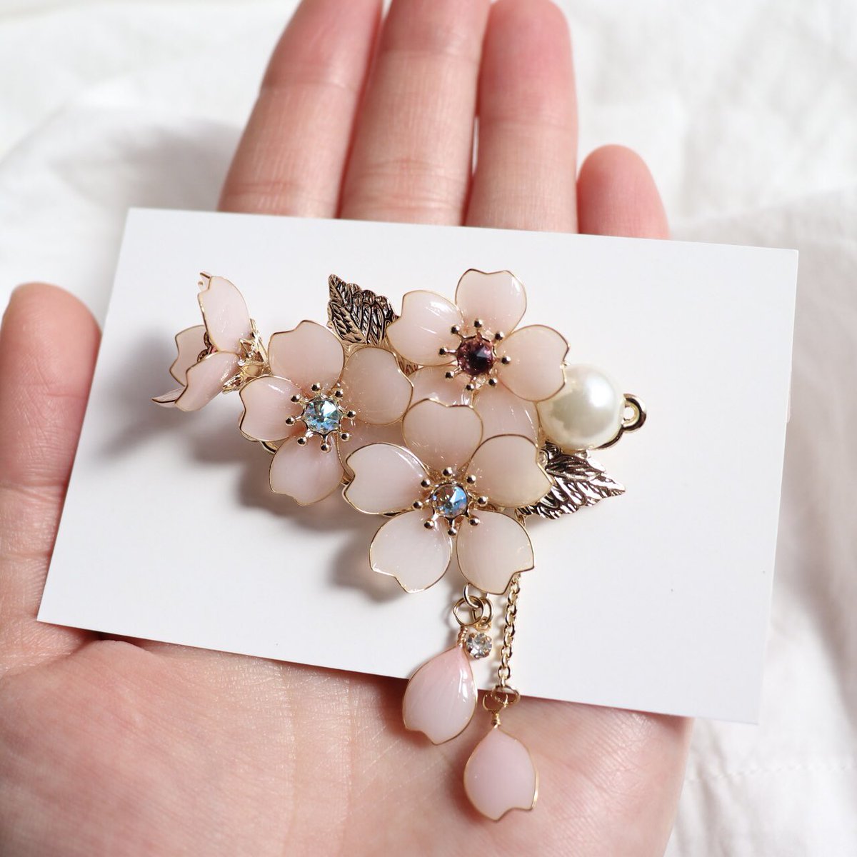 resincraftbell's tweet photo. デザインイメージから試行錯誤を重ねて、『桜のブローチ』完成しました🌸

写真も撮り終えたので、20時頃にメルカリにて販売出来そうです(ง •̀_•́)ง

#ハンドメイド好きな人と繋がりたい 
#桜のブローチ
#ハンドメイド作家
#レジンクラフトベル https://t.co/LaqyNwoS73