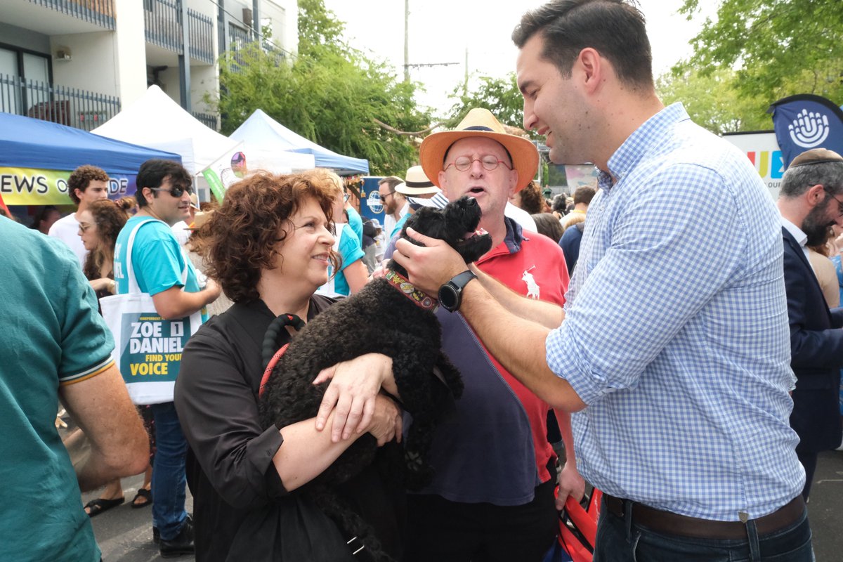 joshburnsmp's tweet photo. #Elsternwick was alive this afternoon with the @InOneVoiceOZ festival celebrating Jewish culture and life in Melbourne. https://t.co/WdC7i83mE2