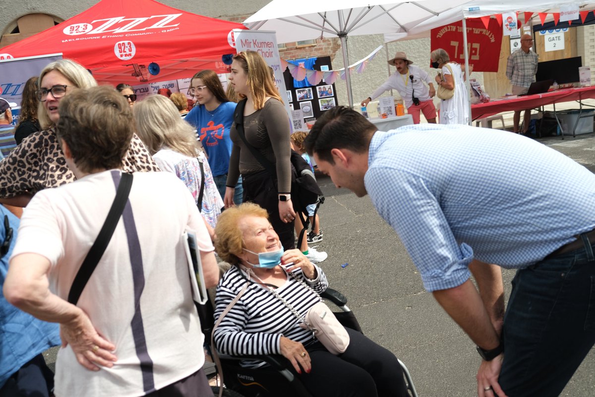 joshburnsmp's tweet photo. #Elsternwick was alive this afternoon with the @InOneVoiceOZ festival celebrating Jewish culture and life in Melbourne. https://t.co/WdC7i83mE2
