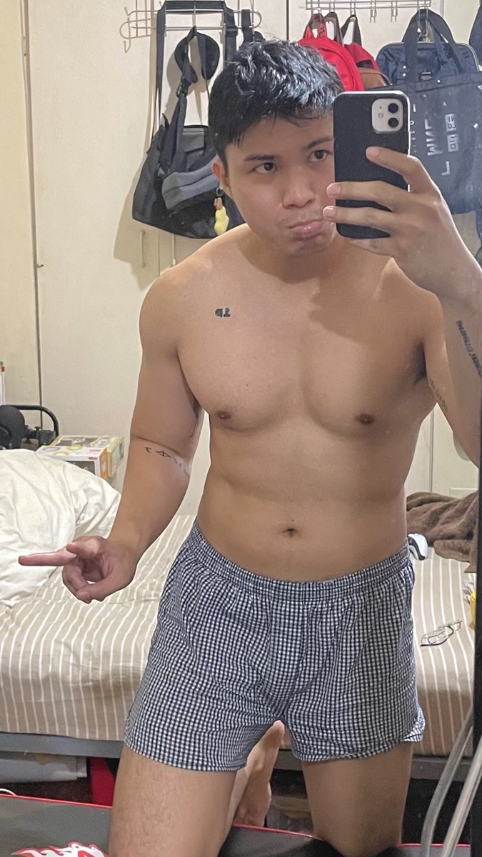 shizaruchannn's tweet photo. Home workout muna ulit. Sana bukas mas kaya na ng right foot ko tumayo nang matagal. 😭 https://t.co/mk6cNNeayR