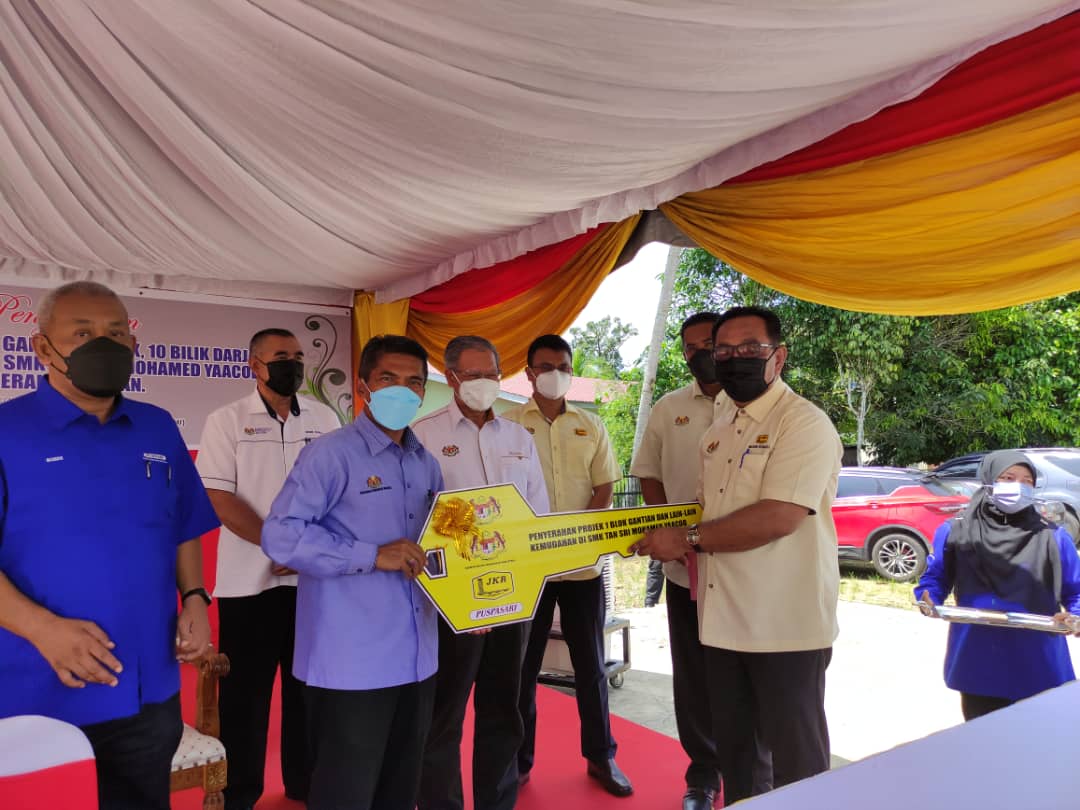 CKP_JKR's tweet photo. Majlis Penyerahan Projek Pembinaan Bangunan 1 Blok 10 BD &amp; Lain-lqin Kemudahan Di Sekolah Menengah Kebangsaan Tan Sri Mohammed Yaacob. Tarikh 20 Mac 2022. #jasakepadarakyat #jkrmalaysia @BalamuruganIr @JKRMalaysia https://t.co/3qcQg0G7dE