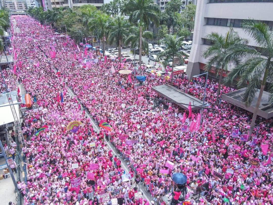 bamaquino's tweet photo. Mamaya pa ang simula ng ating grand rally pero bumubuhos na agad ang pagmamahal at suporta sa ating #PasigLaban! 💗

Maraming salamat po dahil nandito kayo kasama namin para ipaglaban ang ating hangarin na sa Gobyernong Tapat, #AngatBuhayLahat! 

#PasigIsPink https://t.co/5uR5bGqy0r