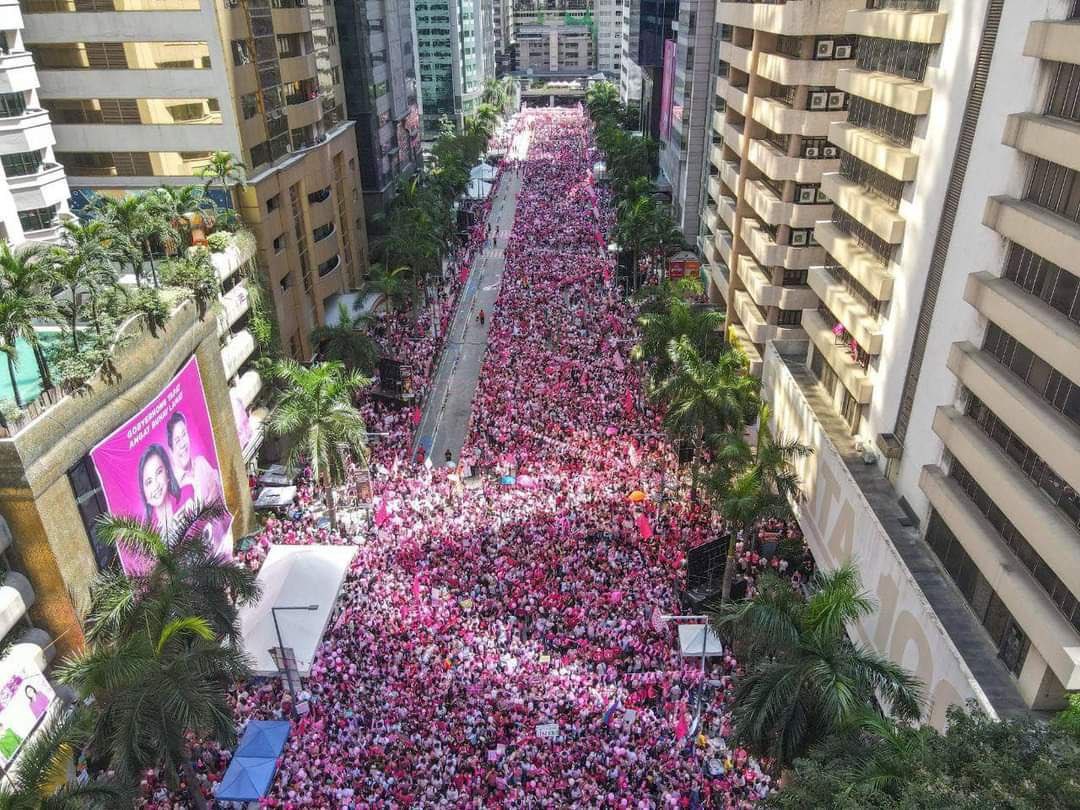 bamaquino's tweet photo. Mamaya pa ang simula ng ating grand rally pero bumubuhos na agad ang pagmamahal at suporta sa ating #PasigLaban! 💗

Maraming salamat po dahil nandito kayo kasama namin para ipaglaban ang ating hangarin na sa Gobyernong Tapat, #AngatBuhayLahat! 

#PasigIsPink https://t.co/5uR5bGqy0r