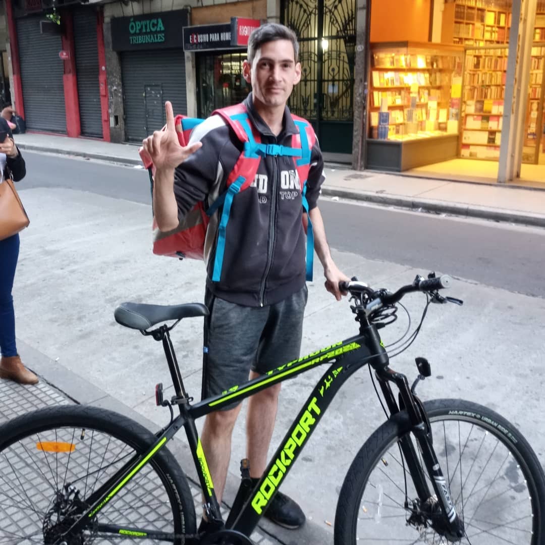 AlanM1989bch_'s tweet photo. Hoy (ayer), Sábado 19/03, a las 23.30, en Palermo, cerca de Córdoba y S. Ortiz, me robaron la bici con la que trabajo. La había dejado atada afuera de un almacén cuando entré a comprar algo de camino a casa.
Dejo la foto, si alguien la ve publicada en algún la me avisa? RT! https://t.co/q1N2aTh5SJ