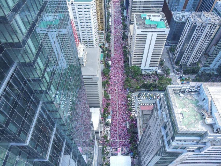 newswatchplusph's tweet photo. LOOK: #PasigLaban is ready to welcome presidential candidate Vice President Leni Robredo and running mate Senator Kiko Pangilinan along Emerald Avenue. 

Crowd as of 2PM. #TheFilipinoVotes | @anjocalimario

📸 Team Kiko/Jimmy Dasal

Election stories: https://t.co/RB013oTToG https://t.co/MNIyMelJvC