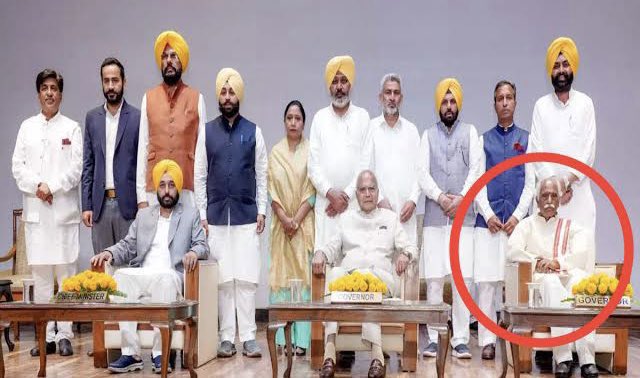 Profdilipmandal's tweet photo. . @AamAadmiParty ने पंजाब कैबिनेट के शपथ ग्रहण समारोह में हरियाणा के राज्यपाल बंडारू @Dattatreya को अलग से क्यों बुलाया? संविधान में ऐसी कोई व्यवस्था नहीं है। दत्तात्रेय रोहित वेमुला सांस्थानिक हत्या का आरोपी है। इसी वजह से उन्हें केंद्रीय मंत्री से हटाकर राज्यपाल बनाया गया है। https://t.co/BQhG14xLlx