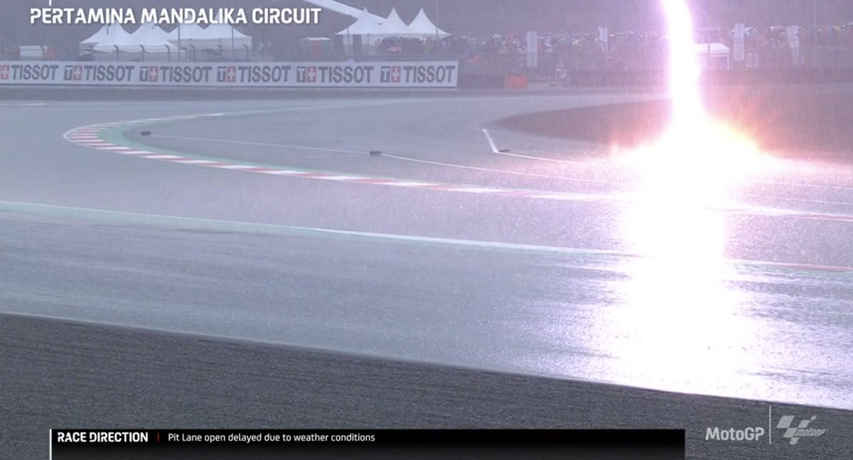 asumsico's tweet photo. Mengerikan!!⚡️⚡️⚡️

#MotoGP #IndonesianGP https://t.co/2adq439rIC